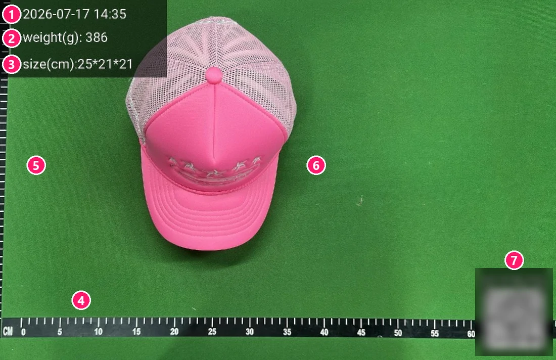 Foto QC annotata di un cappello rosa con peso e righello