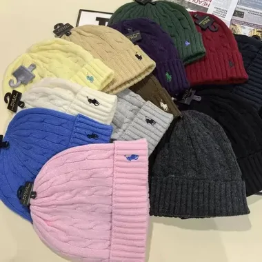 Cappellini in diversi colori
