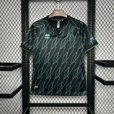 Maglia sportiva verde scuro appesa