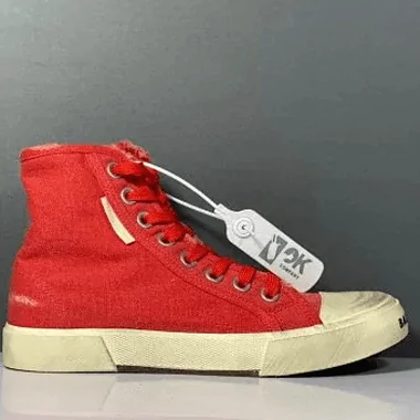 Scarpa alta in tela rossa con suola chiara