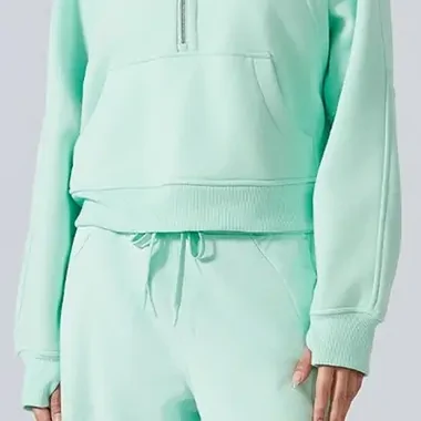 Completo felpa e pantaloni color menta indossato